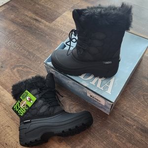Black Tundra Snow boots Size 8